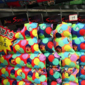 蜡笔小新羽绒服面料数码印花 全涤高密斜纹春亚纺羽绒服面料 现货
