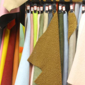 100%T麂皮绒复合果粒绒梭织染色女装面料