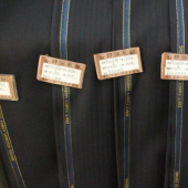 高档毛料西服面料 毛涤梭织染色西服制服服装面料 现货