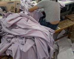 我们厂位于广州中大面辅料商圈附近鹭江，做工精细，认真负责，现承接各类针梭织服装加工，欢迎档口货，网单，返单快，质量中上，产量高，可接小量新款开发单