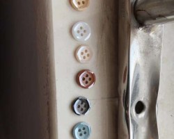 彩色6平台陶瓷批边纽扣，采用高品质陶瓷材料，经过精湛工艺制作而成，不仅引人注目不掉色，还兼具强大的耐磨、耐腐蚀性能、硬度强能直接机洗。厂家现货供应
