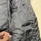 绗线棉衣，绗线间距8公分，单开拉链斜插袋，内有一个贴袋，袖口为松紧包条