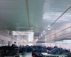 公司位于湖北省襄阳市樊城区乔营工业园，共有员工140人，主要加工工装、外贸、制服