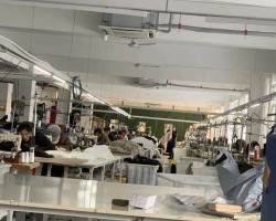 工厂常年保持30人以上规模，可承接各类梭织加工，工装制服加工，位于山东省淄博市