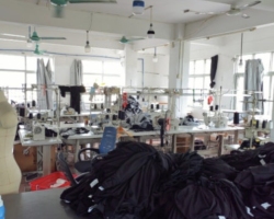 洪湖市宇雨制衣厂承接各类服装加工，本厂成立多年，24名稳定车工，保证质量，及时出货，诚寻能长期合作的老板