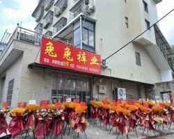 本厂业务繁忙 招有裤子经验车工 夫妻优先 网店货市场货为主 女裤男裤都做 款式简单价格美丽 工价公开 宿舍有空调 夫妻单独一间有独卫 工资准时发放 招车位5名