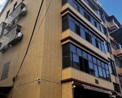 电梯厂房上下两层共计380平方，配16个独立宿舍！另有100平方小屋可做办公室裁剪房（可要可不要），停车位充足！价格可谈